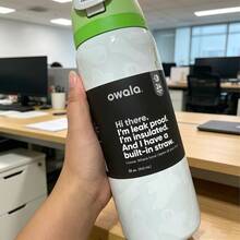 Owala 32盎司水果浸泡水瓶，户外便携式保温杯，带吸管盖，适合运动、旅行和学校活动。密封性极佳，便携，翻盖设计，非常适合盛装冷热饮、咖啡和冰饮。 - 彩色 - 查看 4