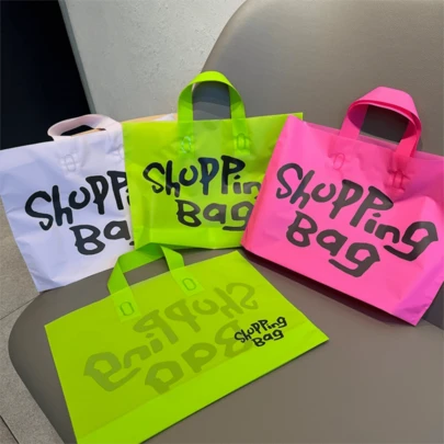 50 piezas Bolsas de embalaje de regalo de alta gama, bolsas de embalaje de ropa de mujer, bolsas de regalo decorativas, bolsas de embalaje con patrón de letras en inglés, almacenamiento doméstico, artículos esenciales de compras, reutilizables para supermercados y tiendas de conveniencia, adecuadas para transportar ropa, zapatos y otros artículos para viajes y almacenamiento al aire libre, bolsas de almacenamiento de regalo gruesas, bolsas de tote grandes portátiles y de gran capacidad. Adecuado para bodas, bolsas de compras, bolsas de regalo de cumpleaños, bolsas de decoración de regalos para fiestas