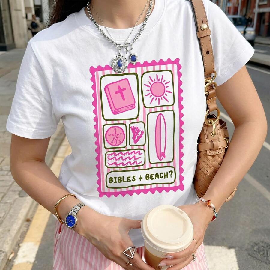 Bibles + Beach 圖案印花 T-shirt，經典海岸信仰印花短袖上衣，夏季度假休閒衝浪風上衣