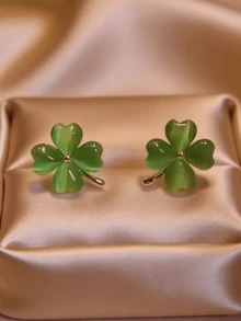 1 Pasang Anting Tusuk Minimalis Bentuk Daun Semanggi Hijau Empat, Desain Sederhana & Unik, Cocok untuk Pemakaian Sehari-hari - Hijau - View 2