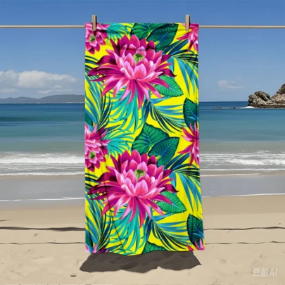 Khăn tắm biển bằng sợi microfiber siêu mềm mại họa tiết hoa nhiệt đới, nhanh khô và thân thiện với da. Nền màu vàng tươi sáng với hoa hồng và lá xanh, màu sắc rực rỡ tràn đầy sức sống, bắt mắt cho những bức ảnh kỳ nghỉ biển, tạo nên bầu không khí sống động.