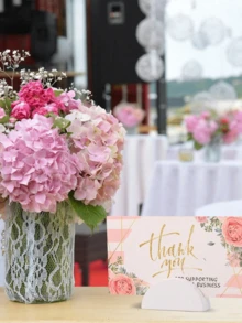 Tempat Kartu Meja Setengah Lingkaran Kayu Putih - Tempat Kartu Meja Setengah Lingkaran Ringan yang Cocok untuk Pernikahan, Pesta, Perjamuan, dan Restoran - Papan Nama Bernomor Elegan untuk Nomor Meja, Menu, dan Pajangan Foto - Beraneka warna - View 3