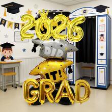 Bộ 6 bóng bay hình mũ tốt nghiệp màu đen và vàng kim loại + số 2026 nối liền nhau và chữ GRAD bằng vàng kim loại, trang trí tiệc tốt nghiệp năm 2026. - Xem 3