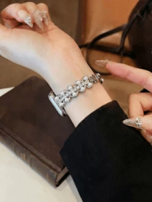 Compatible avec Apple Watch Bracelet style Bangle en diamant et perle de luxe pour femmes 38/40/41/42/44/45/46/49mm, pour Ultra/SE 2/SE 1/Série 11/10/9/8/7/6/5/4/3/2/1 - Dentelle d'argent - Voir 3