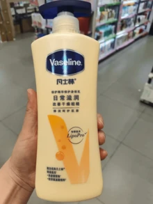 Vaseline 凡士林深層修復身體乳液 400ml，長效保濕滋養，舒緩粗糙緊繃肌膚，清爽吸收不黏膩，使肌膚光滑柔軟，適合所有膚質 - 凡士林倍護精華修護身體乳 - 查看 6