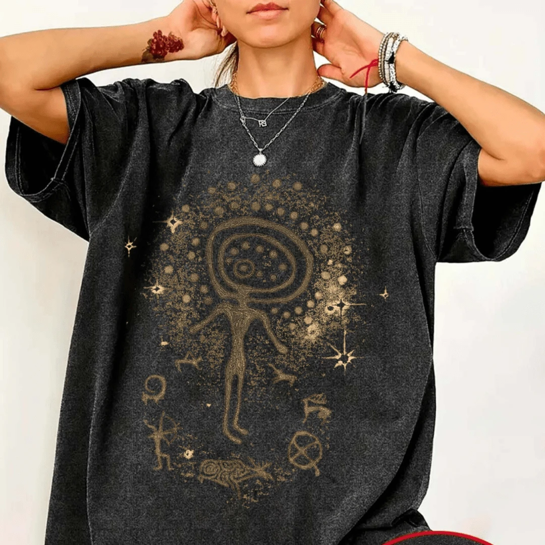 Prehistoric Rock Art (Petroglyph) And Cosmic Mysticism Illustrated In A Vintage Washed T-Shirt, - 黑色 - 查看 1