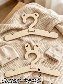 Cintre à vêtements de bébé en bois personnalisé avec nom personnalisé, organisateur de placard de chambre d'enfant, cadeau personnalisé, cadeau commémoratif pour nouveau-né, cadeau de naissance, accessoire photo pour annonce de grossesse, décoration minimaliste de chambre d'enfant - Multicolore - Voir 4
