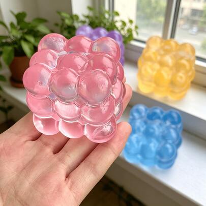 Jouet à presser en gelée dégradé, jouet à presser à haute transparence et rebond lent, outil anti-stress pour adultes, options de couleurs multiples, texture douce et rebondissante pour soulager le stress, peut être pressé à répétition et durable, portable pour une utilisation à la maison, au bureau et en voyage, soulage l'anxiété et la pression, taille compacte, design INS, idéal pour une utilisation personnelle, les amis, les collègues, les vacances et les anniversaires, article essentiel pour soulager le stress quotidien, fournitures de bureau, accessoires de bureau
