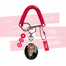 BT/S <2.0> MV 趣味图片 JK V JIMIN JHOPE JIN RM 钥匙扣和手机挂绳，《ARIRANG》新专辑及世界巡回演唱会造型配件，亚克力材质展示摆件，房间装饰配件，桌面配件 - 黑色 - 查看 9