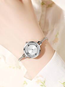 1 chiếc vòng tay dây rút điều chỉnh được đính ngọc trai và hạt cườm kèm đồng hồ thạch anh dành cho nữ - Bạc - Xem 3