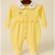 Saída Maternidade Menina Amarela Luxo 5 Peças - Macacão Bordado com Laços, Manta, Luvas e Faixa - Kit Enxoval Recém-Nascido Malha Macia - Amarelo - Visão 3