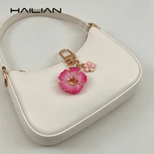 HAILIAN Llavero con flor linda, colgante de bolso de resina de hibisco con degradado y mini flor colgante, llavero chapado en oro, adecuado para billetera, mochila, bolso de mano, decoración de llaves de coche, gran regalo para mujeres y niñas (disponible en rosa/rojo) - Rosa Fucsia - Ver 3