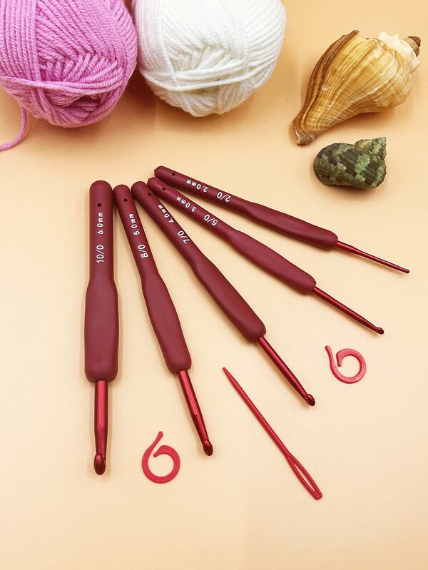 4 peças/Conjunto Ganchos de Crochê com Cabo Macio Vermelho, Inclui 1 Gancho de Crochê com Cabo Macio Vermelho + 1 Agulha de Plástico de Segurança Longa de 7cm + 2 Clipes Posicionadores, Cabo Macio para Fácil Preensão e Operação, Agulha de Plástico Sem Risco de Ferimento, Adequado para Clipes de Cabelo, Chaveiros, Porta-copos, Acessórios de Boneca, Barra de Lenço e Vários Projetos de Tricô e Artesanato Diários