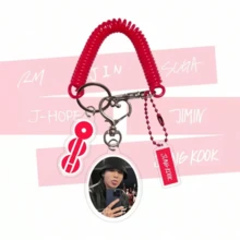 BT/S <2.0> MV 趣味图片 JK V JIMIN JHOPE JIN RM 钥匙扣和手机挂绳，《ARIRANG》新专辑及世界巡回演唱会造型配件，亚克力材质展示摆件，房间装饰配件，桌面配件 - 黑色 - 查看 8