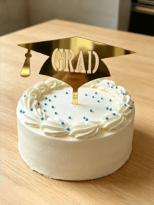3个金色亚克力“GRAD”字样蛋糕装饰插牌，配有毕业帽，适用于毕业派对、返校季、退休和周年庆典。可点缀纸杯蛋糕、甜点桌和烘焙食品。是毕业典礼、退休庆典和节日派对的必备闪亮装饰品。 - B - 查看 3