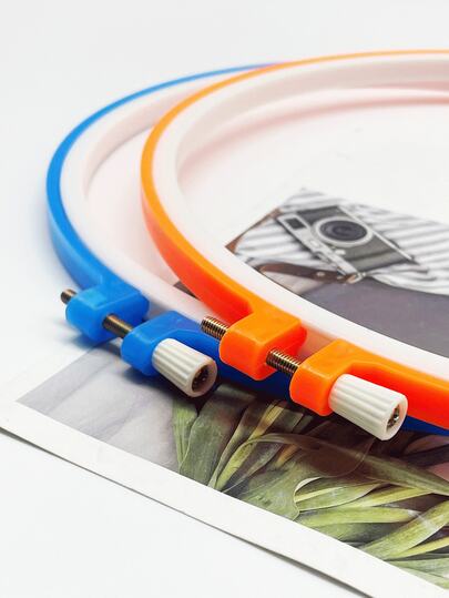 24cm Adjustable Plastic Embroidery Hoop, Blue And Orange Colors Available, Easy To Operate Elastic Design, Suitable For Beginners Embroidery Practice, Cross-Stitch, DIY Crafts, Ideal For Hobby Enthusiasts