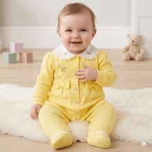 Saída Maternidade Menina Amarela Luxo 5 Peças - Macacão Bordado com Laços, Manta, Luvas e Faixa - Kit Enxoval Recém-Nascido Malha Macia - Amarelo - Visão 2