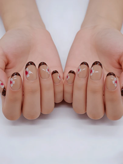 Bộ 24 miếng dán móng tay nghệ thuật, với họa tiết da báo nâu kiểu Pháp, hoa vẽ tay với cánh hoa trắng và nhị đỏ. Đường nét cánh hoa tinh tế và sống động, với chi tiết nhị hoa rõ ràng và đầy đặn. Mỗi bông hoa đều sống động và tinh tế, toát lên vẻ ngọt ngào, nữ tính.