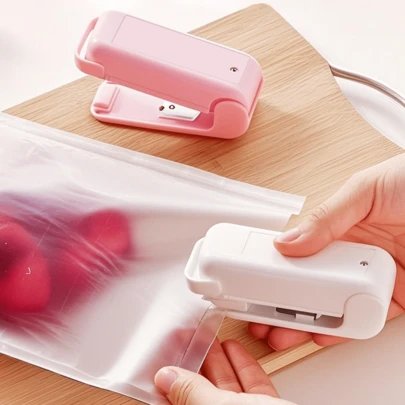 Máy hàn miệng túi mini cầm tay, máy hàn nhiệt cầm tay dùng cho túi nhựa, hàn nhanh chóng và dễ dàng cho túi đựng khoai tây chiên, kẹo, thực phẩm, dụng cụ thiết yếu cho việc sắp xếp nhà bếp, nhỏ gọn và nhẹ, chạy bằng pin, thích hợp cho gia đình, văn phòng, du lịch.