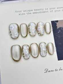 1 paquet/10 pièces - Ongles à clipser dorés champagne étincelants | Accents floraux 3D blancs avec centres et bordures en feuille d'or - Déclaration élégante et luxueuse pour les mariages, les galas et les sorties en amoureux | Osez être différent - Champagne - Voir 1