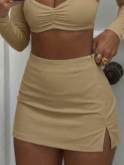 Minissaia feminina sexy e elegante de cintura alta, corte evasê, com fenda lateral, ideal para festivais de música de verão, festas, bares, baladas, estilo urbano, moda casual, escritório, deslocamento diário e esportes.