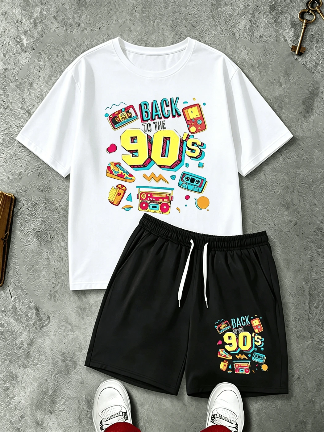 Men's Two-Piece White Casual Suit, Featuring A Retro Game Console Print Short-Sleeved Shirt And Shorts With A Unique "BACK TO THE 90'S" Slogan. The Round Neck Design Is Neat And Stylish, Offering A Cool And Comfortable Feel For Summer Wear, Suitable For Various Occasions. - 白色 - 查看 1