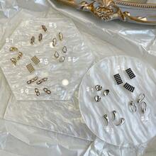 1个亚克力波浪美甲展示板，3D波浪纹理摄影背景道具，适用于美甲贴纸、珠宝和小饰品，反光背景，适合美甲、珠宝和小饰品摄影，可爱摄影背景道具，反光亚克力展示托盘，适用于美甲贴纸、吊坠和小饰品 - 多款 - 查看 2