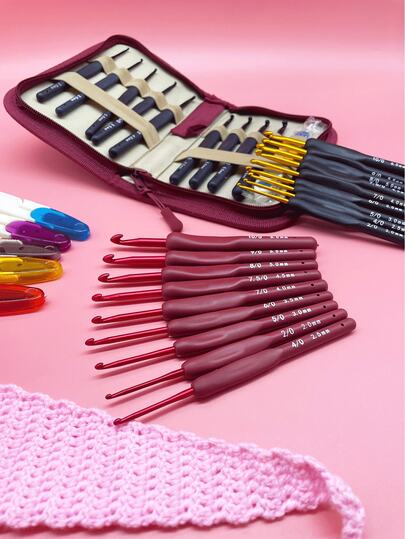 Bộ 10 kim móc: 9 kim móc cán mềm tiện dụng màu đỏ, đen, xanh dương + 1 kéo cắt len. Thích hợp cho các dự án móc thủ công như búp bê, khăn quàng cổ, kẹp tóc, khăn choàng. Đi kèm hộp đựng chuyên dụng, là một ý tưởng quà tặng tuyệt vời.