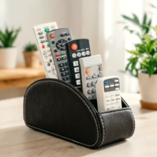 五格桌面收纳盒兼遥控器展示盒 - 采用PU皮革精制而成。这款多功能桌面收纳盒适用于客厅，可收纳DVD、蓝光光盘、智能家居控制器、媒体播放器，甚至化妆工具。是家庭和办公环境中理想的日常收纳和展示用品。 - 彩色 - 查看 6