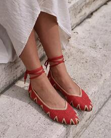VIKIVIKI SHOES Women's Flat Ballerina-Style Shoes With A Woven Design And Pointed Toe, Featuring Wrap-Around Laces At The Ankle. These Lightweight And Elegant Women's Shoes Are Perfect For Summer, Everyday Wear, Walks, And Vacations. Their Modern Bohemian Style Is Easy To Pair With Dresses, Skirts, And Comfortable Seasonal Casual Looks. - 紅色 - 查看 2