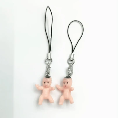 1 mặt dây chuyền hình em bé 3D dùng để treo điện thoại