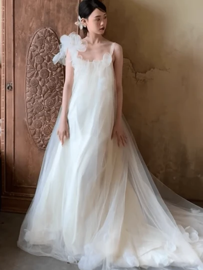 ウエディングドレス チュール 花飾り トレーン付き バックオープン フォトウェディング 前撮り 結婚式 ガーデンウェディング 体型カバー プレ花嫁