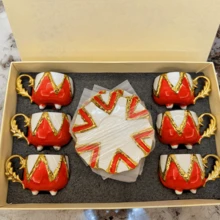 Set de tasse à café et soucoupe en céramique vintage avec motif géométrique doré embossé et peint à la main, service à thé en céramique de style européen de luxe avec motif embossé asymétrique, service à thé arabe élégant, convient pour le café, le cappuccino, le latte, le lait, les tasses à thé aux fleurs, la Saint-Valentin, le cadeau de l'Aïd al-Adha, cadeau de mariage - (80 ml), souvenir de remise des diplômes, couleur rouge/bleu/noir doré - Multicolore - Voir 17