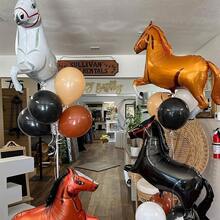 4 piezas de globos grandes con temática de vaquero del oeste para fiestas - Decoración de caballos de lámina autosellante, caballos marrones y negros con detalles dorados, adecuados para cumpleaños, Día del Padre y eventos de celebración de verano - Ver 4