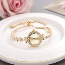 Neue modische Damenuhr, süßes rundes kleines Zifferblatt mit Kristallen, luxuriöses komplett besetztes Armband, Quarzuhr aus Legierung, Geschenk für Frauen - Gelb - Übersicht 3