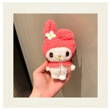 SANRIO 官方三丽鸥美乐蒂毛绒钥匙扣——爱心系列、樱花系列、快乐心情系列和特别毛绒系列。可爱的毛绒钥匙扣，可挂在钱包、背包和手提包上。 - 彩色 - 查看 11