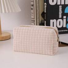 Estojo organizador personalizado com nome/letra bordada, textura refinada em tecido, cor vibrante e moderna. Pode ser usado como nécessaire, estojo de higiene pessoal, estojo para lápis, bolsa para madrinhas, porta-moedas e muito mais. Grande capacidade para armazenar cosméticos, pincéis de maquiagem, artigos de higiene pessoal, material escolar, absorventes higiênicos, etc. Prático e portátil, ideal para escola, dormitório, escritório, casa e viagens a negócios. - Multicolorido - Ver 15