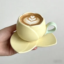 手工郁金香图案陶瓷咖啡杯碟套装。复古陶瓷杯碟套装，精美礼盒包装，是下午茶的理想之选。这款咖啡杯碟套装散发着节日般的喜庆氛围。 - 彩色 - 查看 14