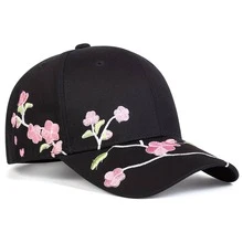 一顶桃花棒球帽，韩版时尚休闲刺绣棒球帽，适合搭配白色T恤、卫衣和牛仔裤/运动裤，展现甜美少女风，非常适合春季户外野餐、赏花、散步，遮挡阳光，与碎花连衣裙、浅色针织衫搭配相得益彰，带来清新柔和的春日气息，也适合假日和节日佩戴。 - 彩色 - 查看 7