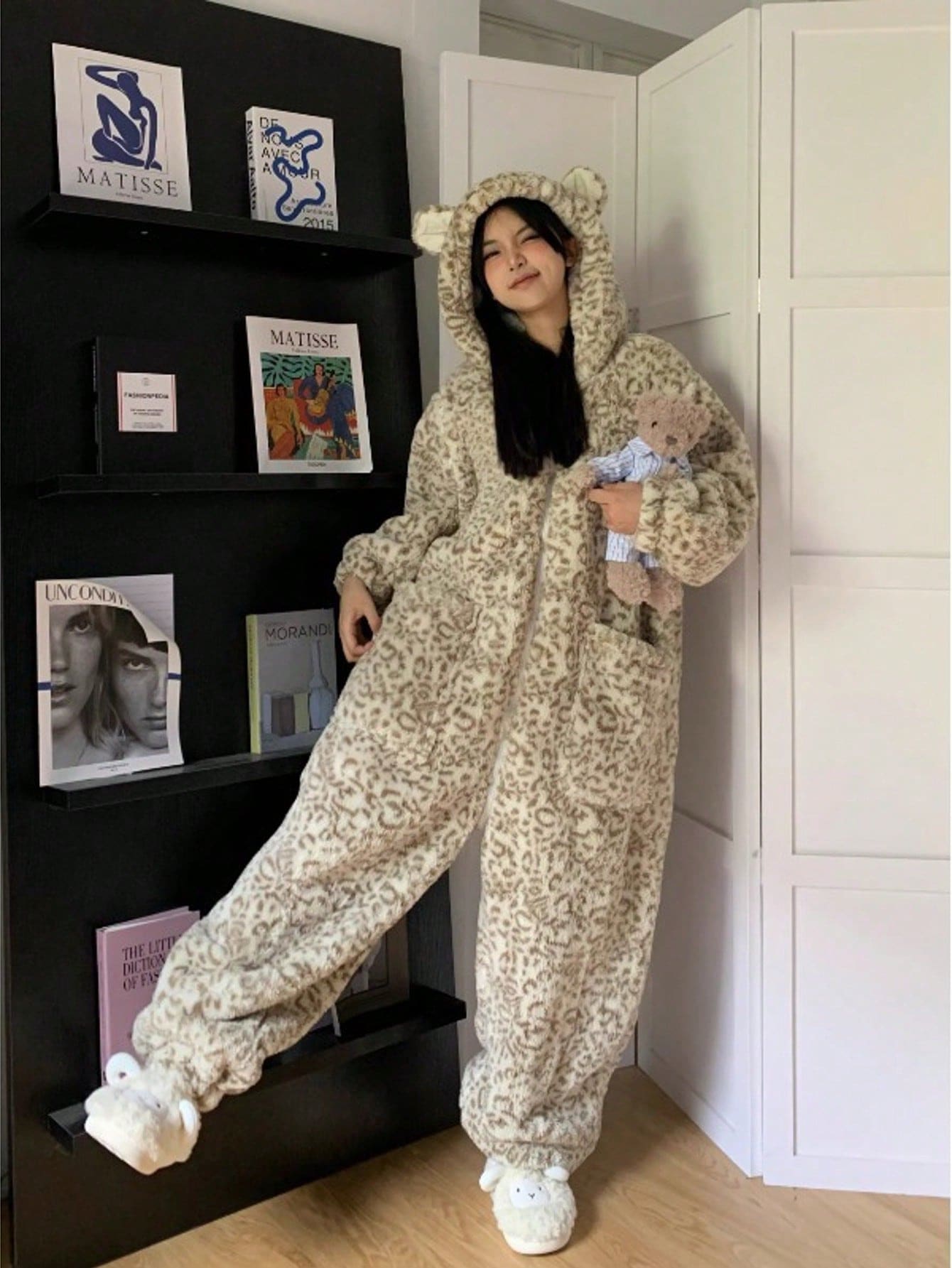 一件豹纹连帽珊瑚绒可爱风浴袍 - 冬季保暖珊瑚绒卡通动物连帽浴袍，带大口袋和袖口的连帽浴袍，圣诞礼物长袖保暖加厚纽扣休闲家居服套装，女士睡衣套装，秋冬季，圣诞礼物，新年礼物 - 彩色 - 查看 1