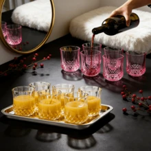 6只透明粉色塑料钻石纹理无柄葡萄酒杯，3盎司，不易碎，可重复使用，经典复古优雅，适用于酒店、酒吧、餐厅、婚礼、生日、乔迁、派对、周年纪念、节日庆典（复活节、母亲节、情人节、独立日、劳动节、新年等），可盛装葡萄酒、鸡尾酒、利口酒、啤酒、果汁和饮料。 - 查看 2