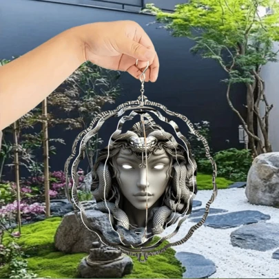 1 chiếc chuông gió Medusa tuyệt đẹp, chuông gió kim loại 3D xoay được với móc treo xoay 360° không giới hạn, trang trí sân vườn và hiên nhà ngoài trời, vật trang trí đa chức năng cho sân vườn, hiên nhà và không gian trong nhà, quà tặng ngoài trời lý tưởng, chuông gió ngoài trời, quà tặng tri ân giáo viên, hoàn hảo cho Lễ Tạ ơn, Giáng sinh, Halloween và tân gia (9,84in*9,84in) (Không bao gồm mặt dây chuyền), kiểu ngẫu nhiên.