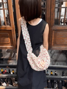 Baitiya “浆果涟漪花朵”荷叶边花卉波点抽绳拉链斜挎帆布包 - 白色 - 查看 7