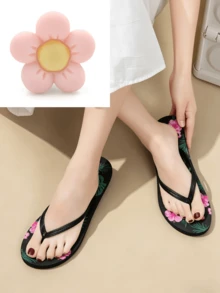Dép xỏ ngón thanh lịch với điểm nhấn màu đen nổi bật cùng họa tiết hoa nhiệt đới tạo nên vẻ ngoài mùa hè tinh tế. Dép xỏ ngón co giãn cao, thoáng khí, lý tưởng cho những du khách sành điệu và những người đi biển. Dép đi biển nhỏ gọn, tiện lợi khi đi du lịch, tuyệt vời cho các chuyến du lịch trên tàu biển, công viên nước và các buổi tụ họp ngoài trời. Dép xăng đan đế bằng phong cách Boho, phụ kiện giày dép mùa hè dành cho nữ. - Dép nữ - Xem 12
