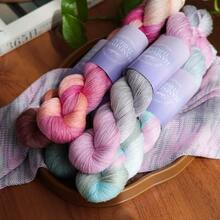Lirisnly Fil de soie teint dégradé fait main, Lace, Confortable, Doux et Respirant. Convient pour tricoter des chapeaux, pulls, châles, écharpes et plus encore - multicolore - Voir 4