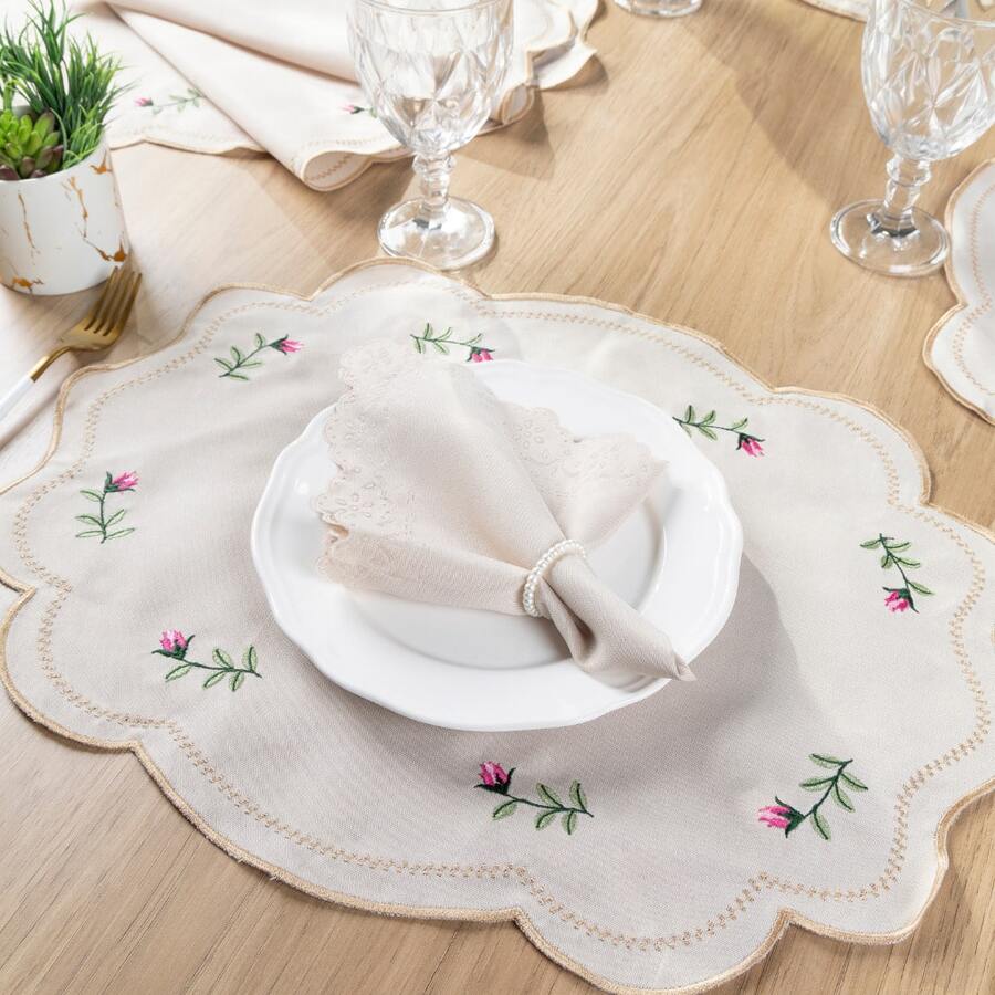American-Style Placemat Set With Embroidered Charger Plates And Simple Napkins. Table Setting Kit With Simple Napkins. - Avellana vienesa - Ver 1