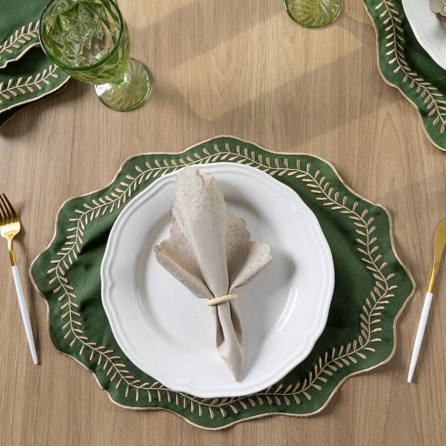 American-Style Placemat Set With Embroidered Charger Plates And Simple Napkins. Table Setting Kit With Simple Napkins. - Musgo Atenea - Ver 1