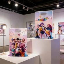 20个卡通手提礼品袋，适合K-Pop粉丝，特色包含狩猎元素。韩国偶像团体风格，坚固轻便。INS可爱美学，经典系列周边产品。是派对礼物、生日礼物、毕业纪念品、粉丝见面会、学校活动、颁奖典礼、主题派对和粉丝聚会纪念品的理想之选。 - 多色 - 查看 3