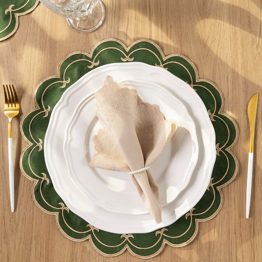 American-Style Placemat Set With Embroidered Charger Plates And Simple Napkins. Table Setting Kit With Simple Napkins. - Esparta Moss - Ver 1