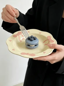 1个压花3D蝴蝶结心形陶瓷盘，法式奶油风格，可盛放水果、酸奶、燕麦片、甜点、沙拉、意面等西式菜肴，优雅的家用餐盘，适用于餐厅、客厅、甜品店、酒店等场所。 - 彩色 - 查看 2